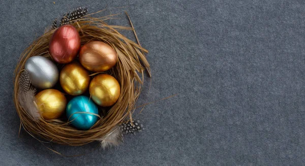 Osternest mit bunten Eiern — Stockfoto