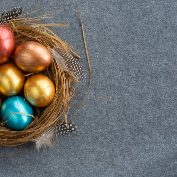 Osternest mit bunten Eiern — Stockfoto