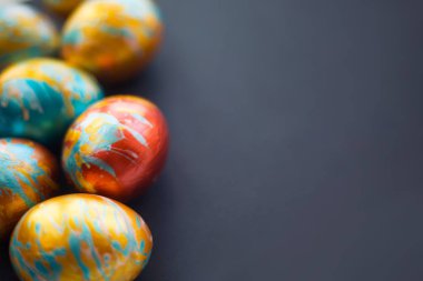 Siyah el yapımı Paskalya yumurtaları