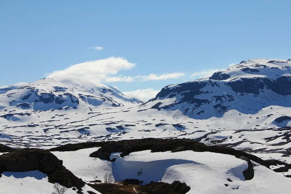 Highland bergdal in het voorjaar — Stockfoto