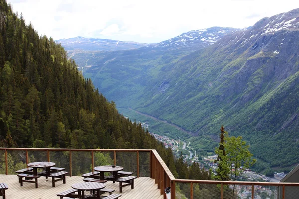 Reastaurante ao ar livre em montanhas florestais — Fotografia de Stock