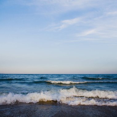 Deniz dalgaları ve kumlu sahil