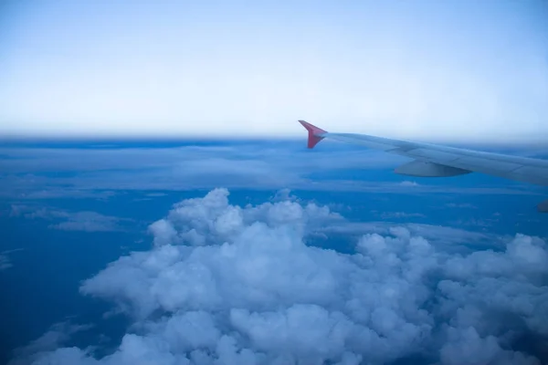 Крыло самолета на голубом фоне неба — стоковое фото