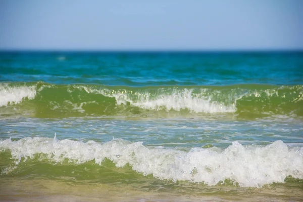 Ondas do mar e praia arenosa — Fotografia de Stock