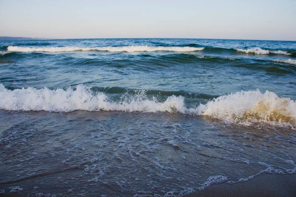 Vagues de mer et plage de sable — Photo