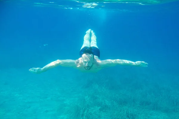 Homem mergulho natação vista subaquática — Fotografia de Stock