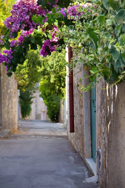 Calle antigua en la ciudad de Supetar — Foto de Stock