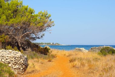 Brac 'da Adriyatik Denizi kıyısı