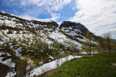Bahar dağlar ve eriyen kar