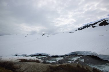 Bahar buzul dağlar nehirde
