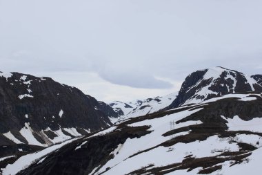 Bahar dağlar ve gökyüzü