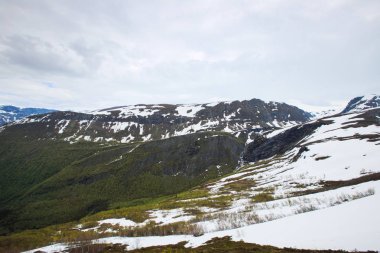 Yüksek dağlar vadisinde
