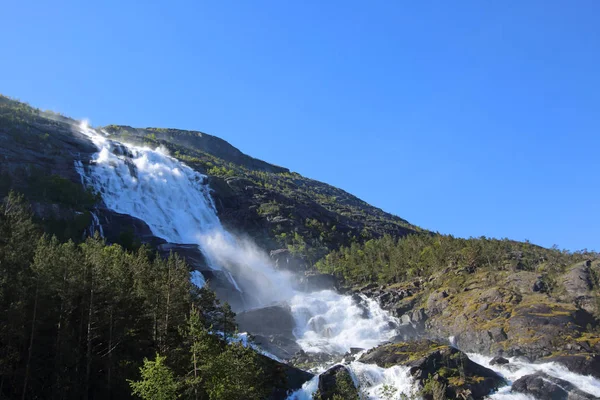 Langfossen vattenfall i sommar — Stockfoto
