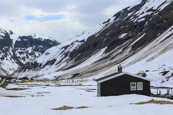 Våren berget dalen — Stockfoto