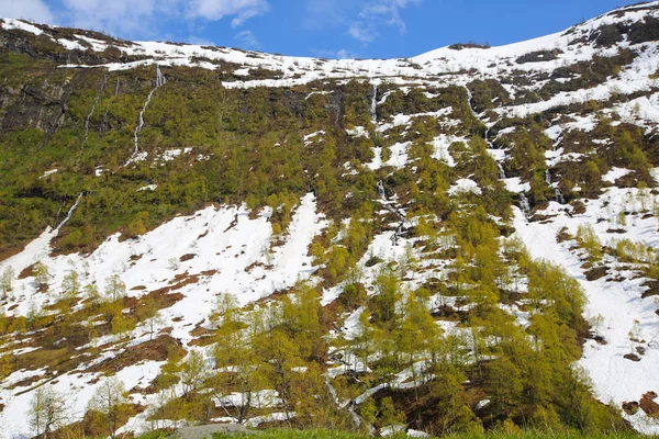 Frühlingsberge und schmelzender Schnee — Stockfoto