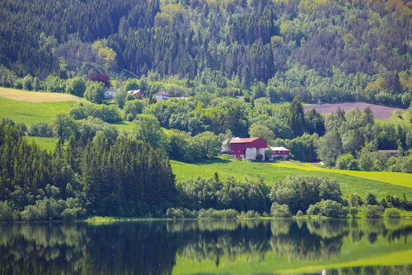 Jezioro krajobraz w Norwegii — Zdjęcie stockowe