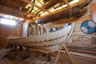 Ahırda ahşap tekne