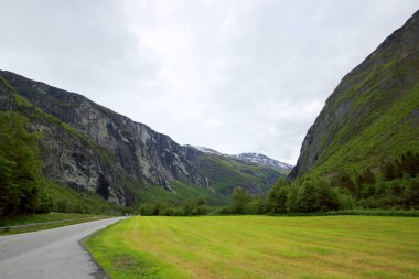 Norveç'te dağ ve vadi