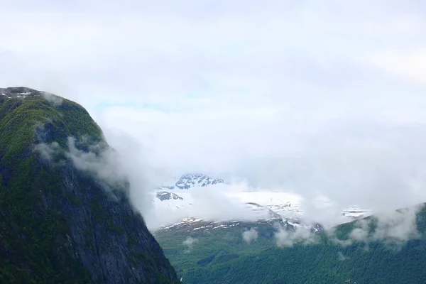 Paisaje sombrío de montaña — Foto de Stock