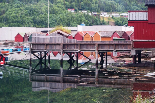 Lodní domy na molu v Norsku — Stock fotografie