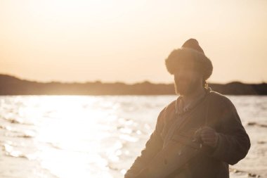 Gusli oynayan adam reenactor