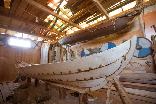 Barco de madeira no celeiro — Fotografia de Stock