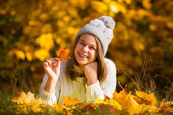 Chica bonita en el parque de otoño —  Fotos de Stock