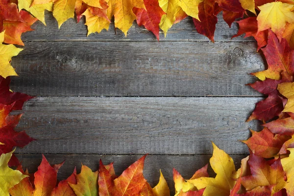 Marco de hojas de otoño sobre fondo de madera —  Fotos de Stock