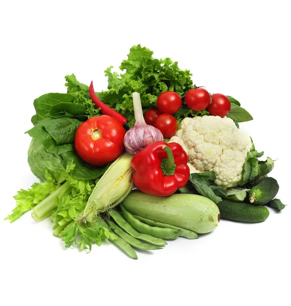 Gemüsehaufen auf Weiß — Stockfoto