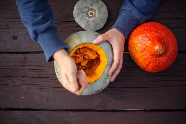 Hollowing out a pumpkin — Stock Photo, Image