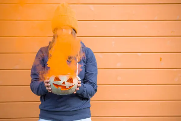 Cadılar Bayramı balkabağı tutan kadın — Stok fotoğraf