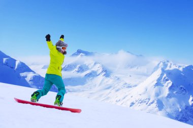 Yamaç aşağı çalışan snowboardcu