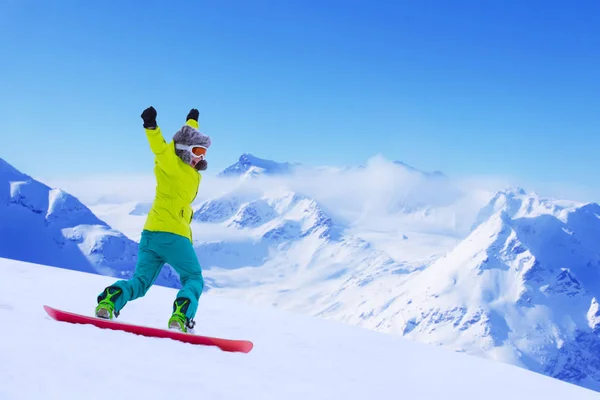 Сноубордист бежит по склону — стоковое фото