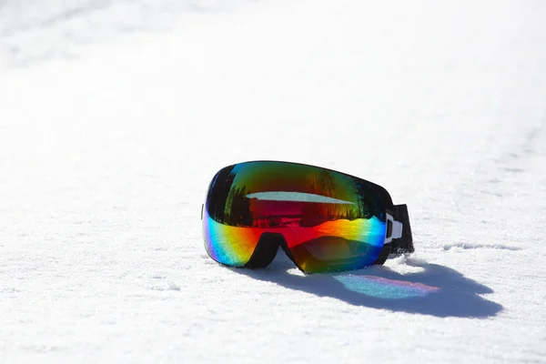 Maska narciarska i snowboardowa w śniegu — Zdjęcie stockowe