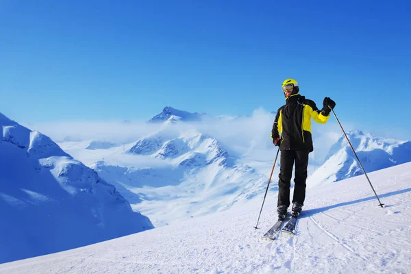 Narciarz stojący na stoku górskim — Zdjęcie stockowe