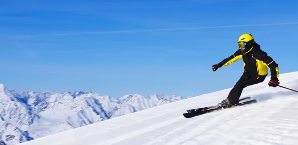 Skifahrer in den Winterbergen — Stockfoto