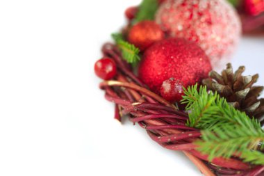 Beyaz üzerine Noel çelengi