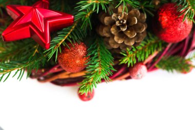 Beyaz üzerine Noel çelengi