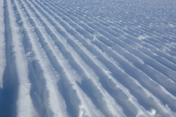 Schneelinien aus einer Schneemaschine — Stockfoto