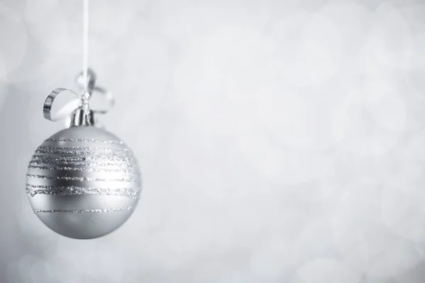 Bola de Navidad de plata con cinta — Foto de Stock