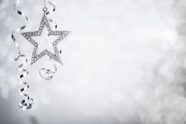 Gümüş Noel yıldızı ve kurdele — Stok fotoğraf