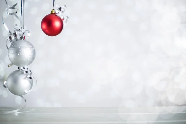 リボンと銀のクリスマス ボール — ストック写真