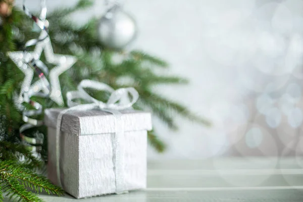 Regalo de Navidad de plata con cinta — Foto de Stock