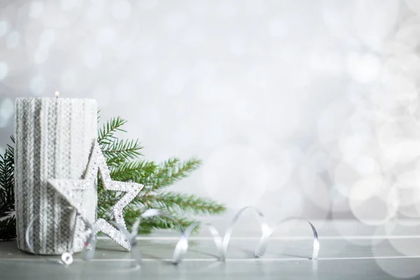 Vela de Navidad de plata con cinta — Foto de Stock