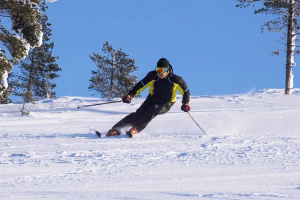 Skiër in Bergen — Stockfoto