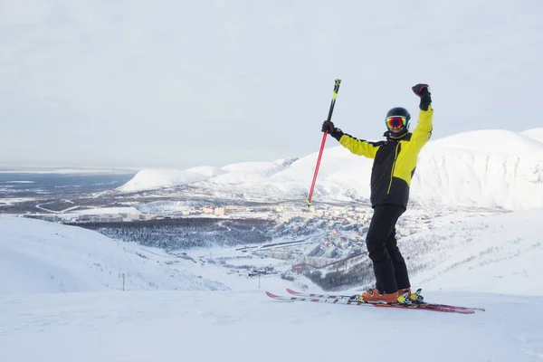 Kirovsk Rússia Esquiador Pista Altas Montanhas Pista Esqui Visão Traseira — Fotografia de Stock
