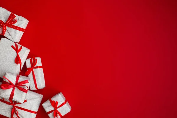 Viele Weihnachtsgeschenke auf Rot — Stockfoto