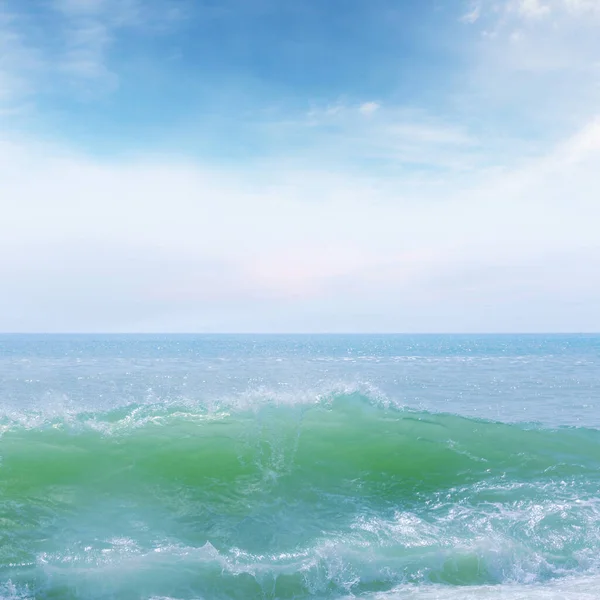 美丽的自然背景 有海景和海浪飞溅的海滩暑假理念 — 图库照片