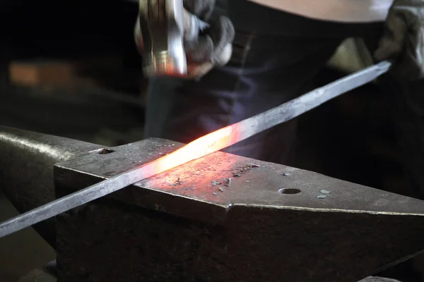 Forgeron Faisant Épée Dans Une Forge Tolède — Photo