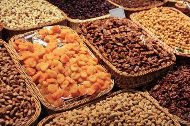 Kuru meyveli fındık ve abur cuburlar marketin tezgahında.